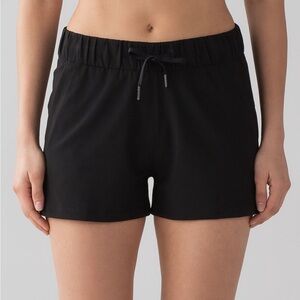 Lululemon On The Fly Short Woven‎ 2.5” in Black